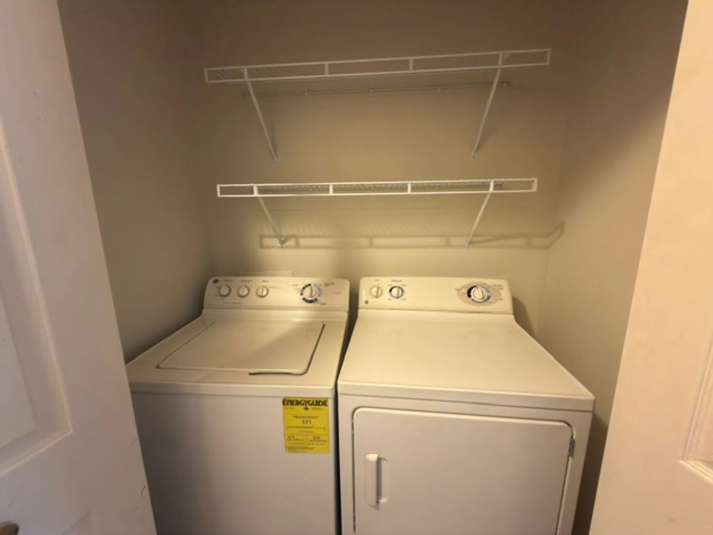 Spacious 2 Bed / 2 Bath Apartment Near EIU Campus — Photo 4