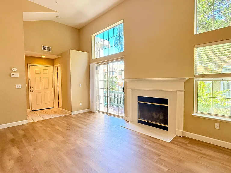 401 Skylark Ct — Photo 9