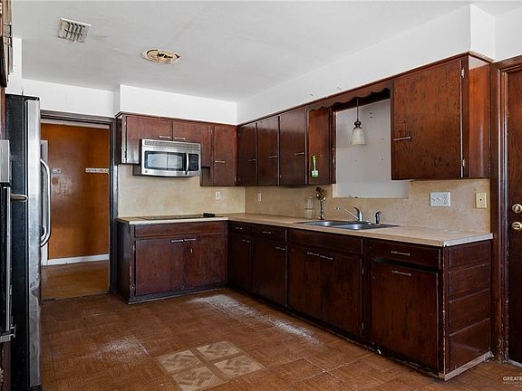 5th image of 610 W Gore Ave