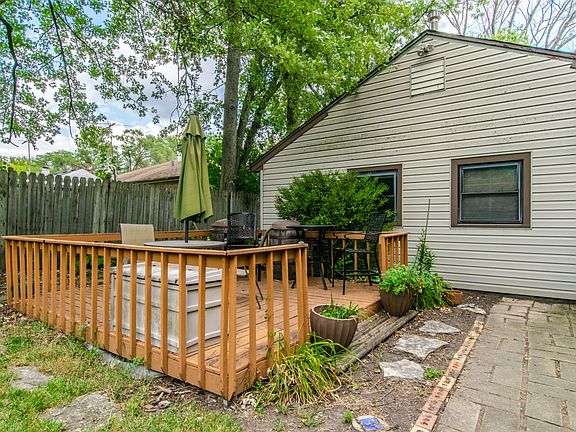 3rd image of 324 Nassau St