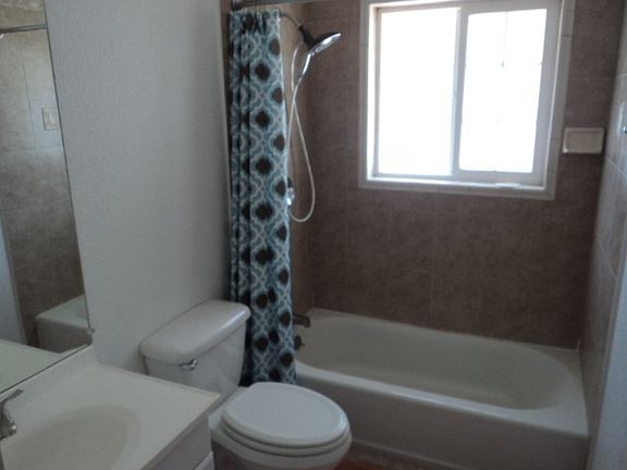 5th image of 1127 E Musser St