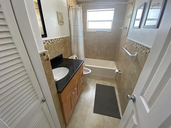 5th image of 335 Collins Ave APT 403