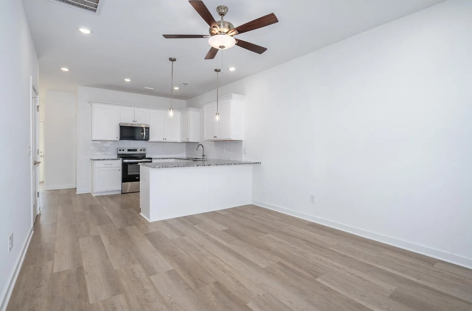 3 bed, 2.5 bath, 1390 sqft, $1,995 — Photo 2
