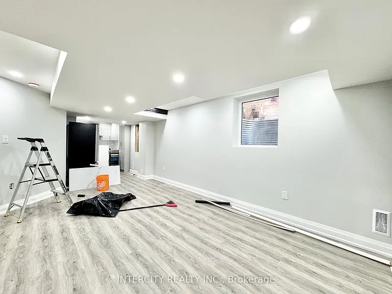 299 Fleetwood Dr — Photo 6