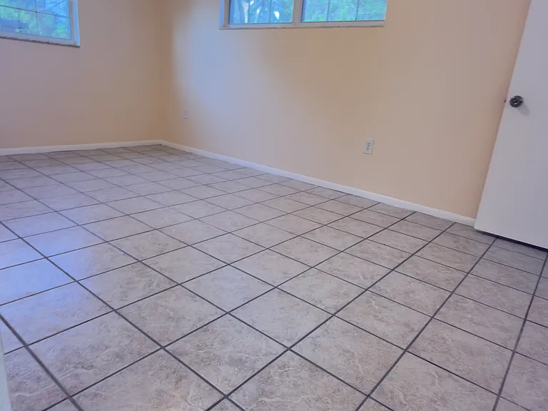 506 Holt Cir — Photo 6
