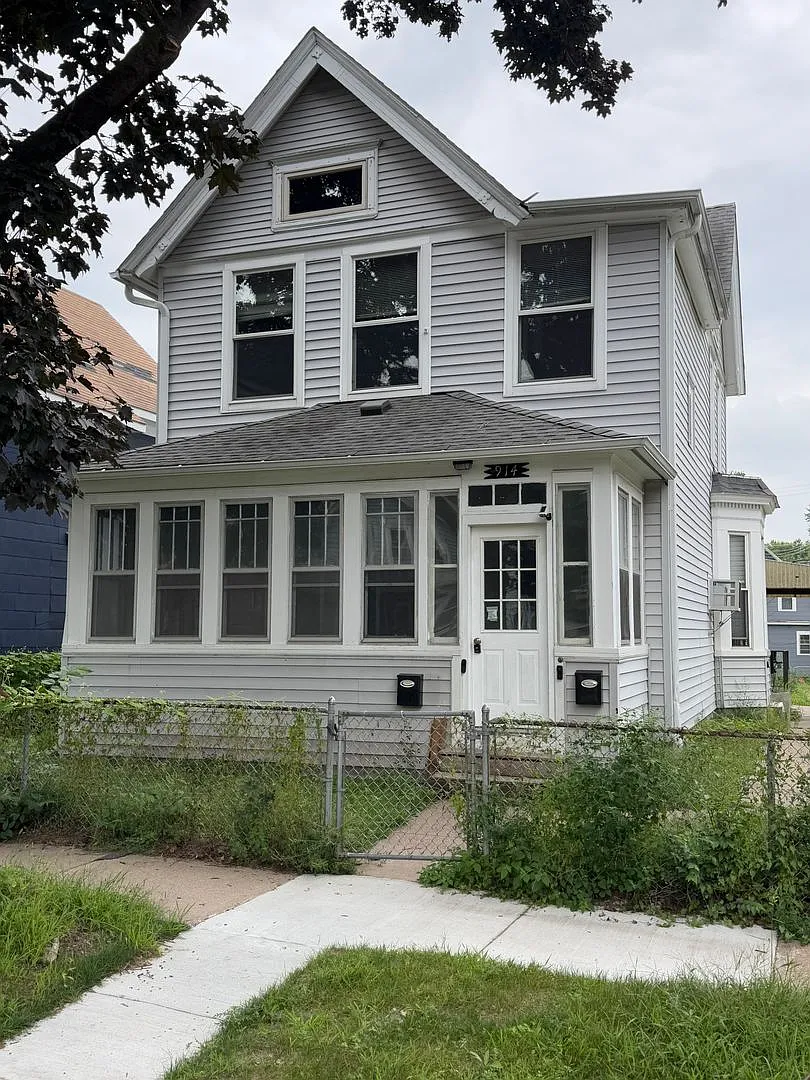 914 Lawson Ave E — Photo 1