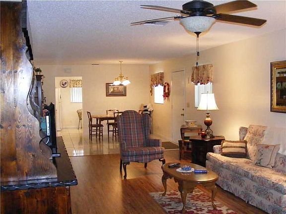 3rd image of 806 Meadowlark Ln #806
