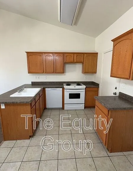 1319 S Crowe St #B — Photo 5