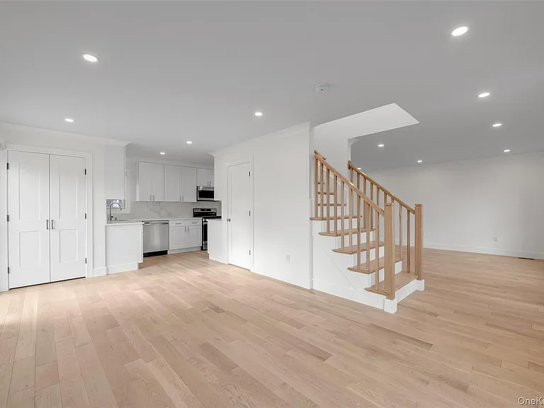 1 Manhasset Ave #B — Photo 16