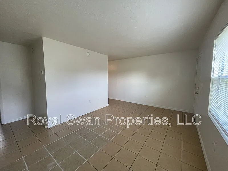 2 bed, 1.0 bath, 775 sqft, $1,095 — Photo 2