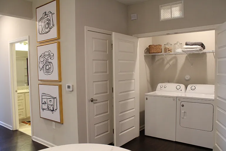 Washer/Dryer Available
