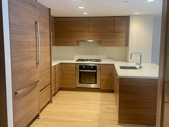 5th image of 588 Bell St Unit 215