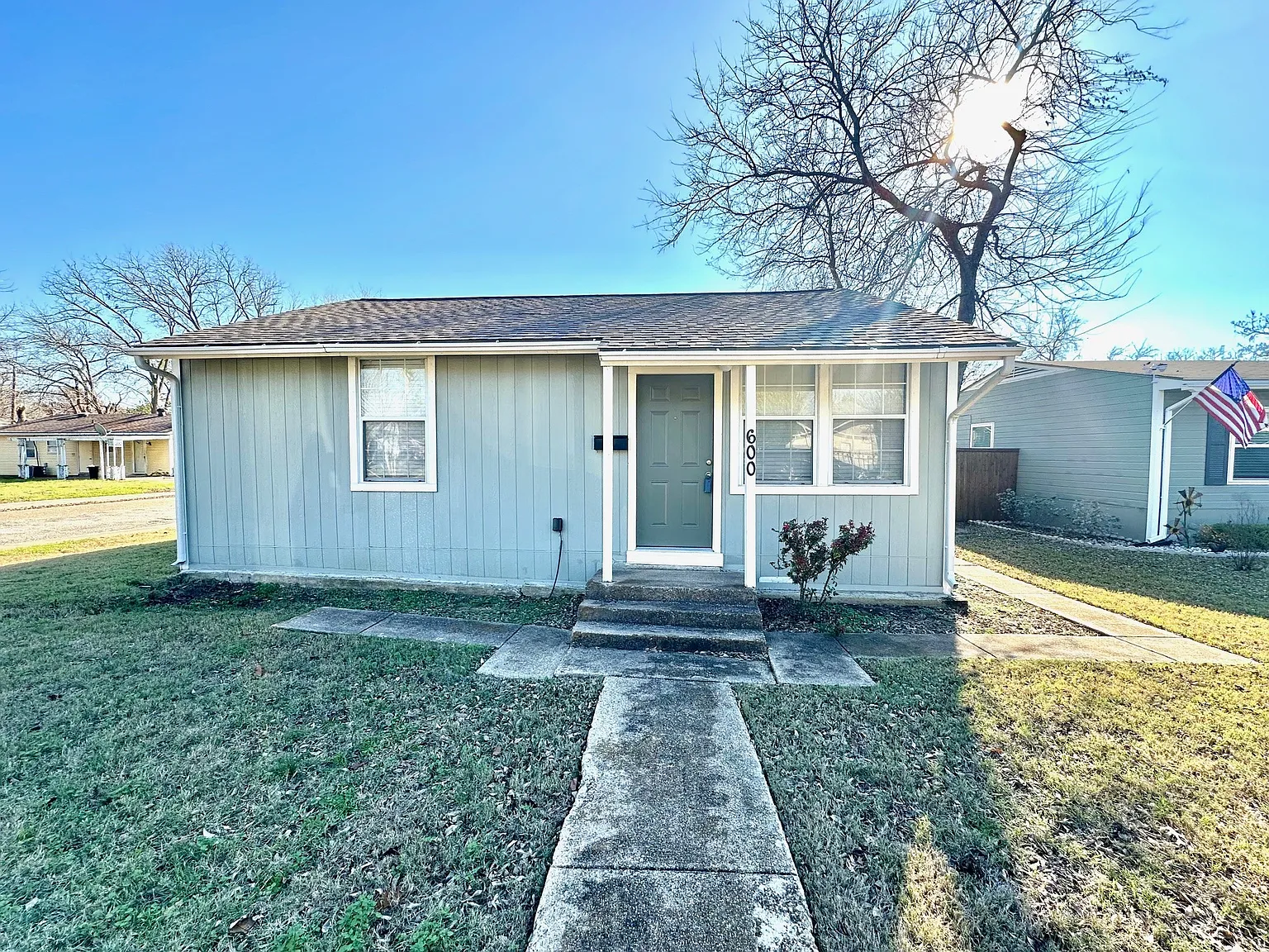 600 Moore St photo 1