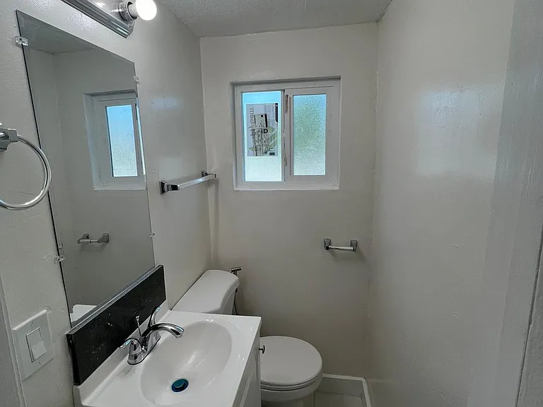 1110 W 92nd St #1 — Photo 5