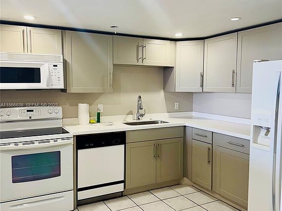 2nd image of 13499 Biscayne Blvd APT 606