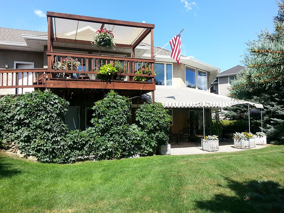 Upper deck and covered patio