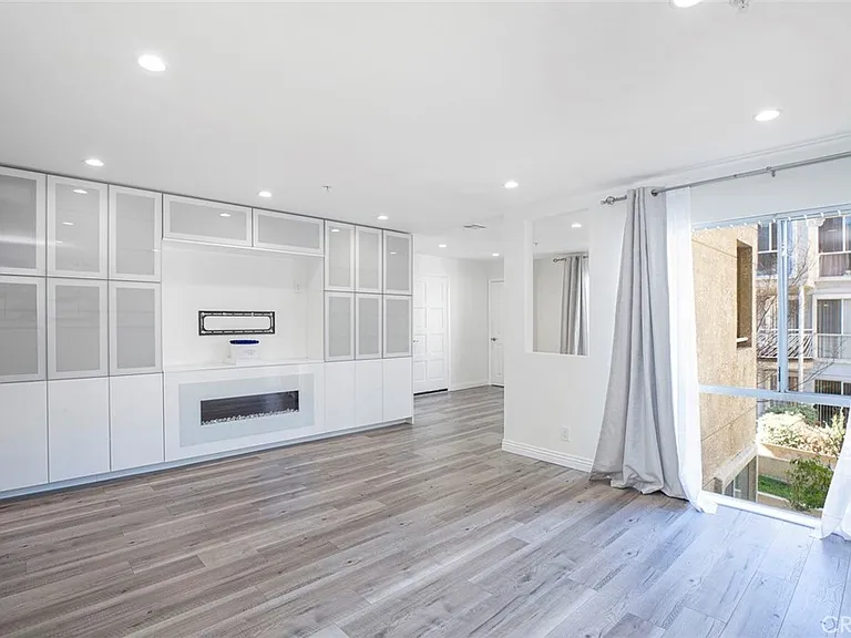 110 W Maple St #30 — Photo 9