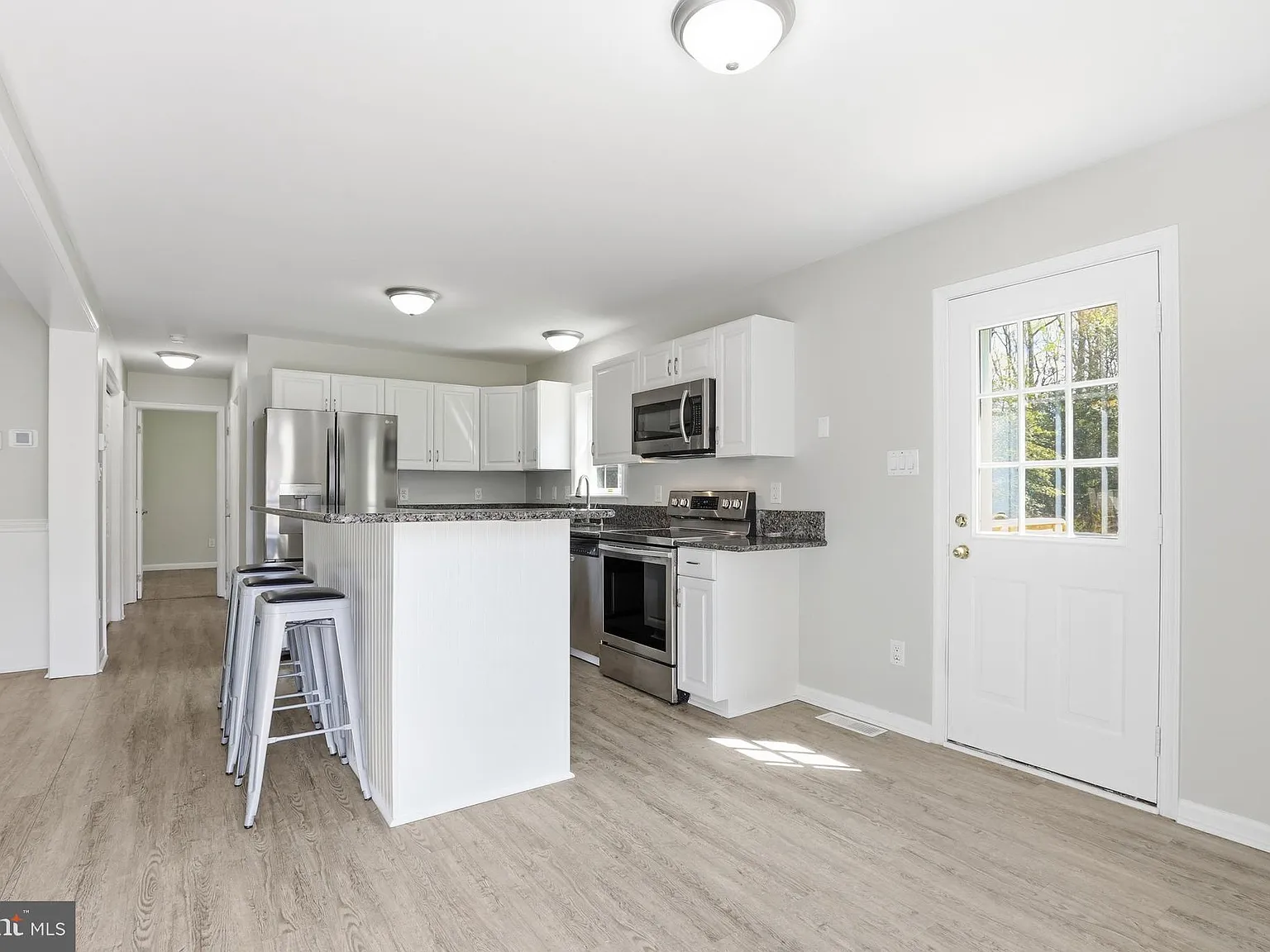 4 bed, 1.0 bath, 1725 sqft, $2,250 — Photo 2