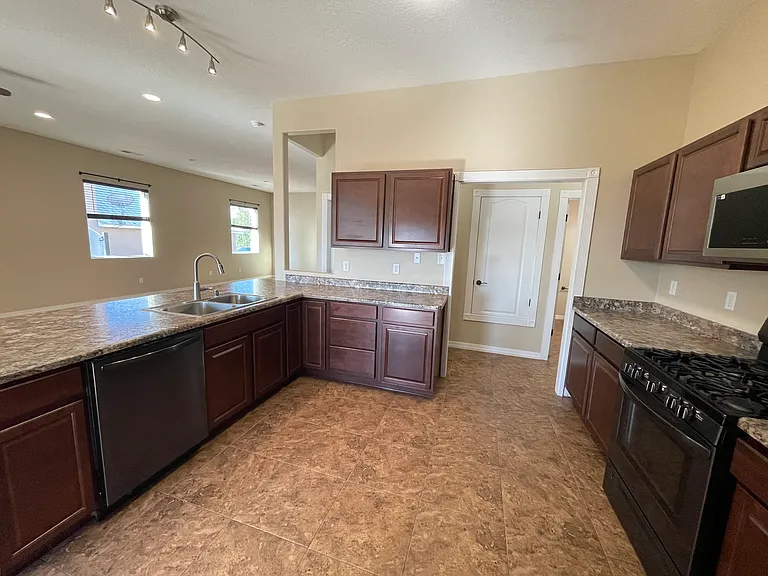 529 Minturn Ct NE — Photo 9