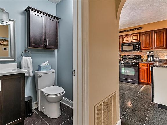3rd image of 813 Sunset Cir