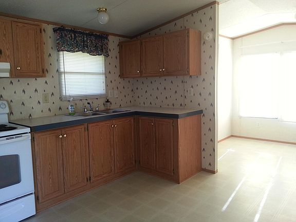 Large dining area. Washer/dryer hookups enclosed in a room to the side.