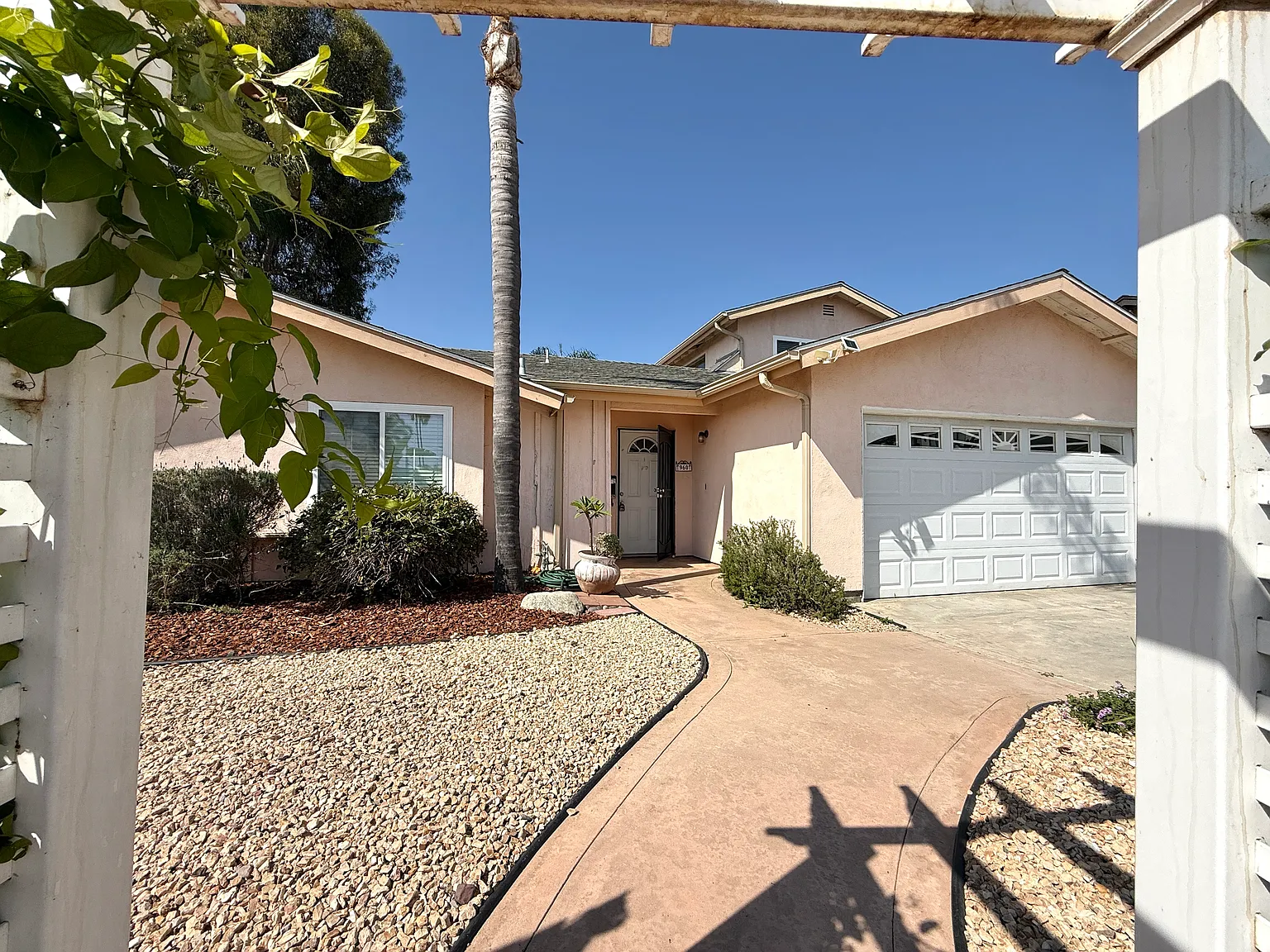 4 bed, 2.5 bath, 1750 sqft, $5,940 — Photo 2