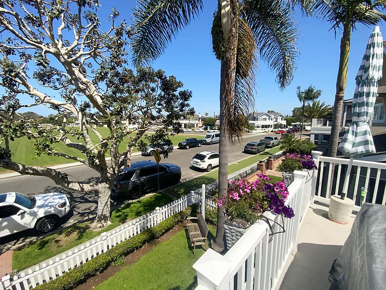 221 Ocean Dr — Photo 3