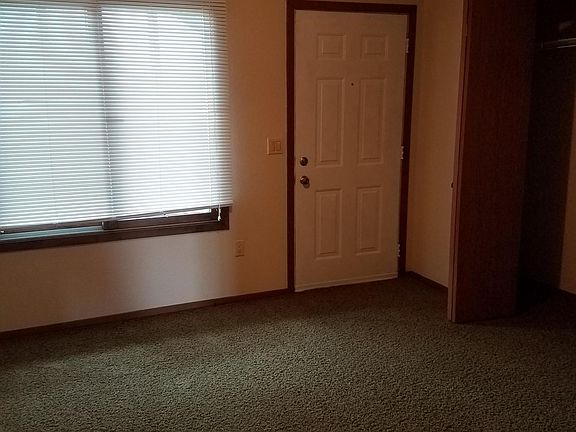 5th image of 1210 N Summit Ave