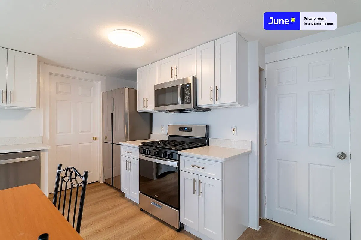 Queen bedroom in 4 bed/4 bath home in East Cambridge #1786 D — Photo 2