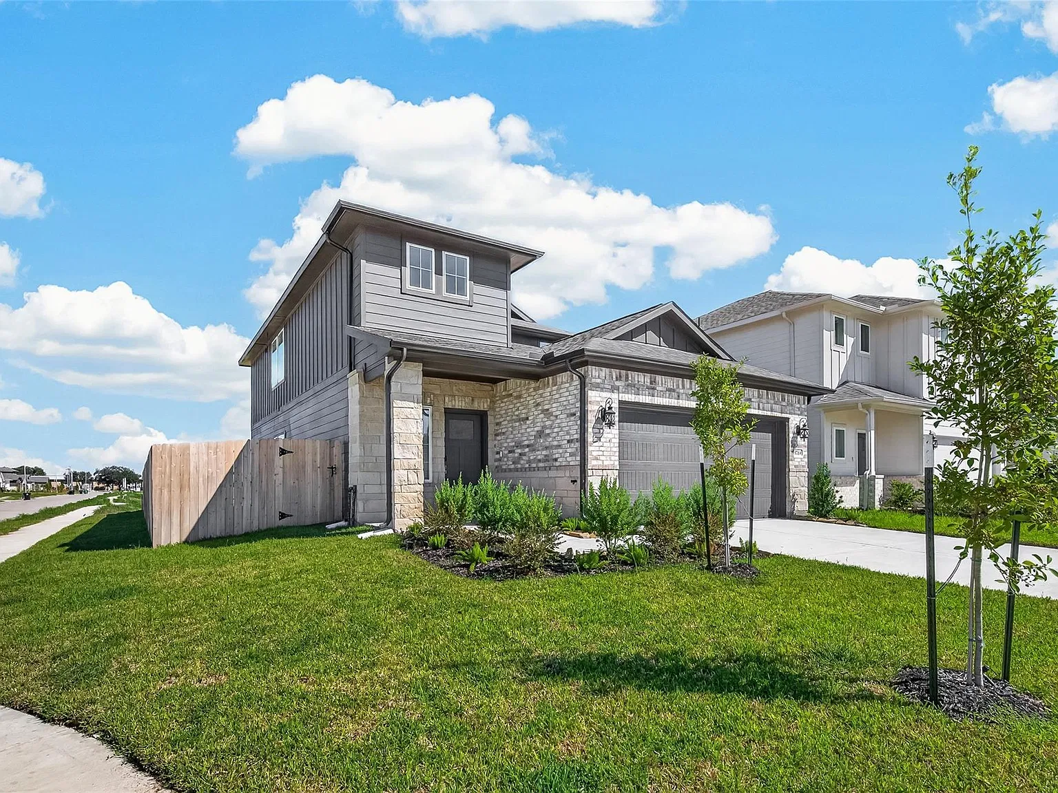 4 bed, 2.5 bath, 1981 sqft, $2,399 — Photo 4