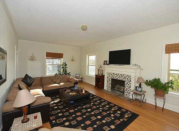5th image of 837 W Yandell Dr