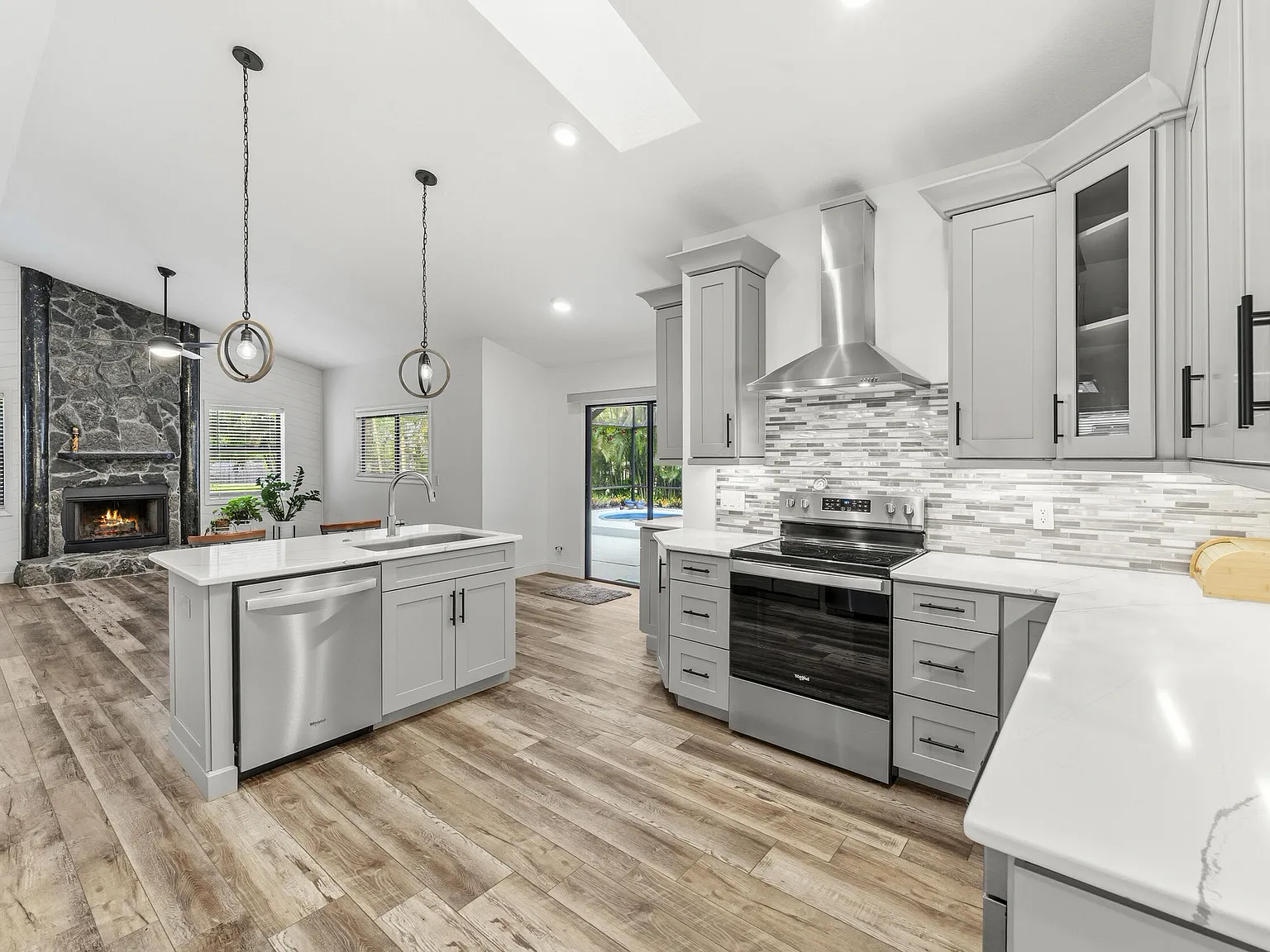 3 bed, 2.0 bath, 2079 sqft, $5,500 — Photo 1