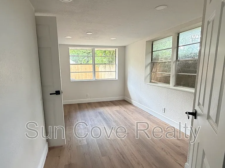 807 E Genesee St #1/2 — Photo 17