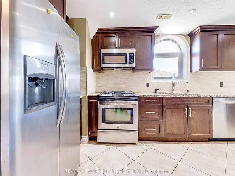 561 Queen St S #UPPER — Photo 11