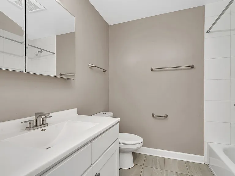 Lakeside Village Apartments — Photo 31