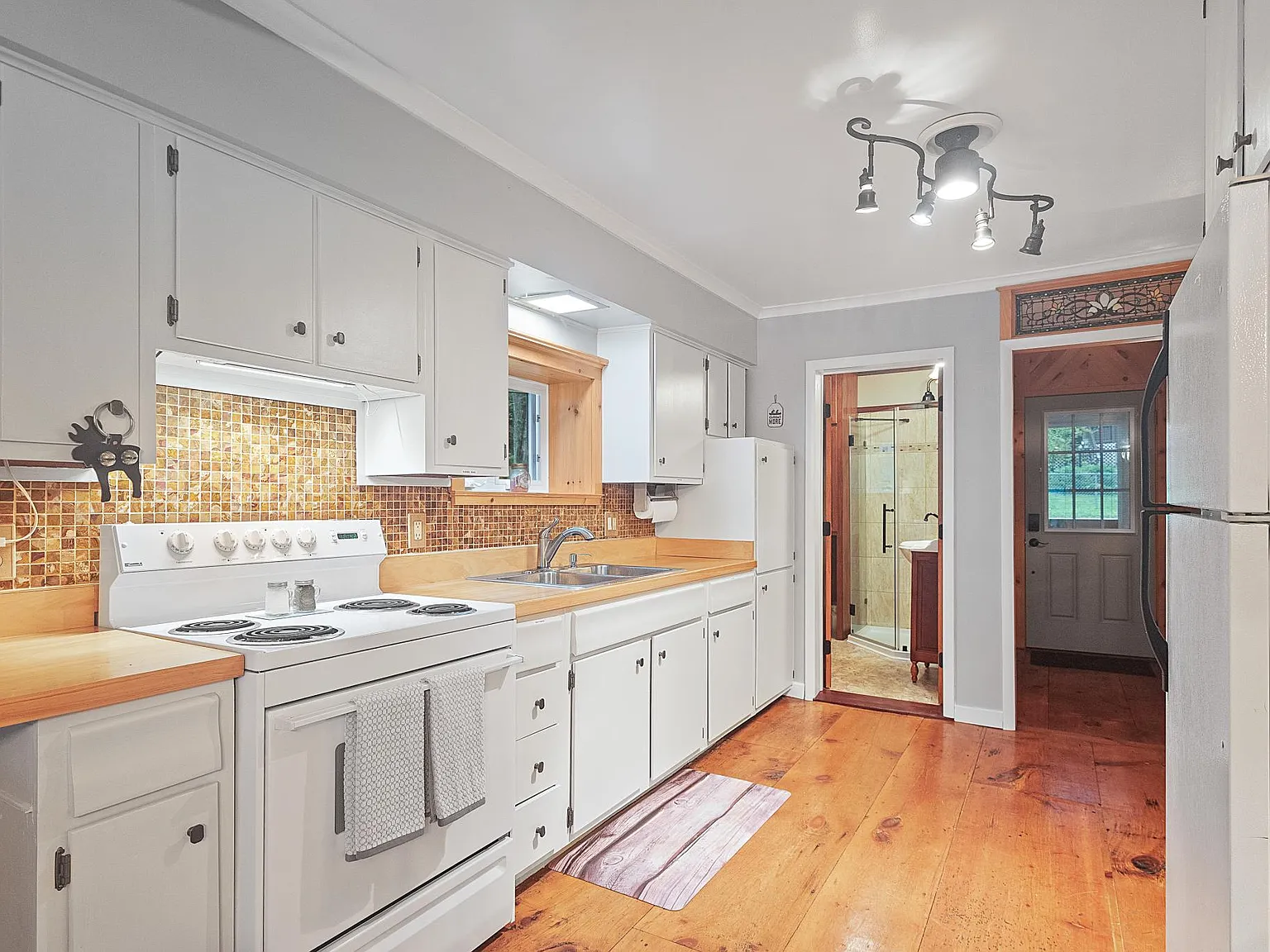 3 bed, 1300 sqft, $2,000 — Photo 3