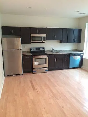 5 bed, 2500 sqft, $650 — Photo 3