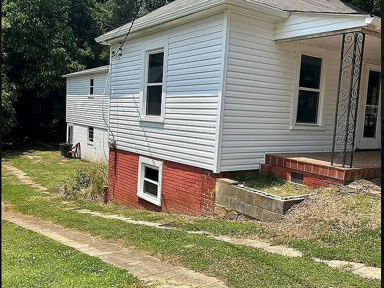 2154 Spencer St — Photo 2