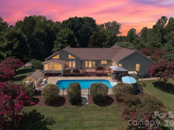 153 Folkstone Rd, Mooresville, NC 28117