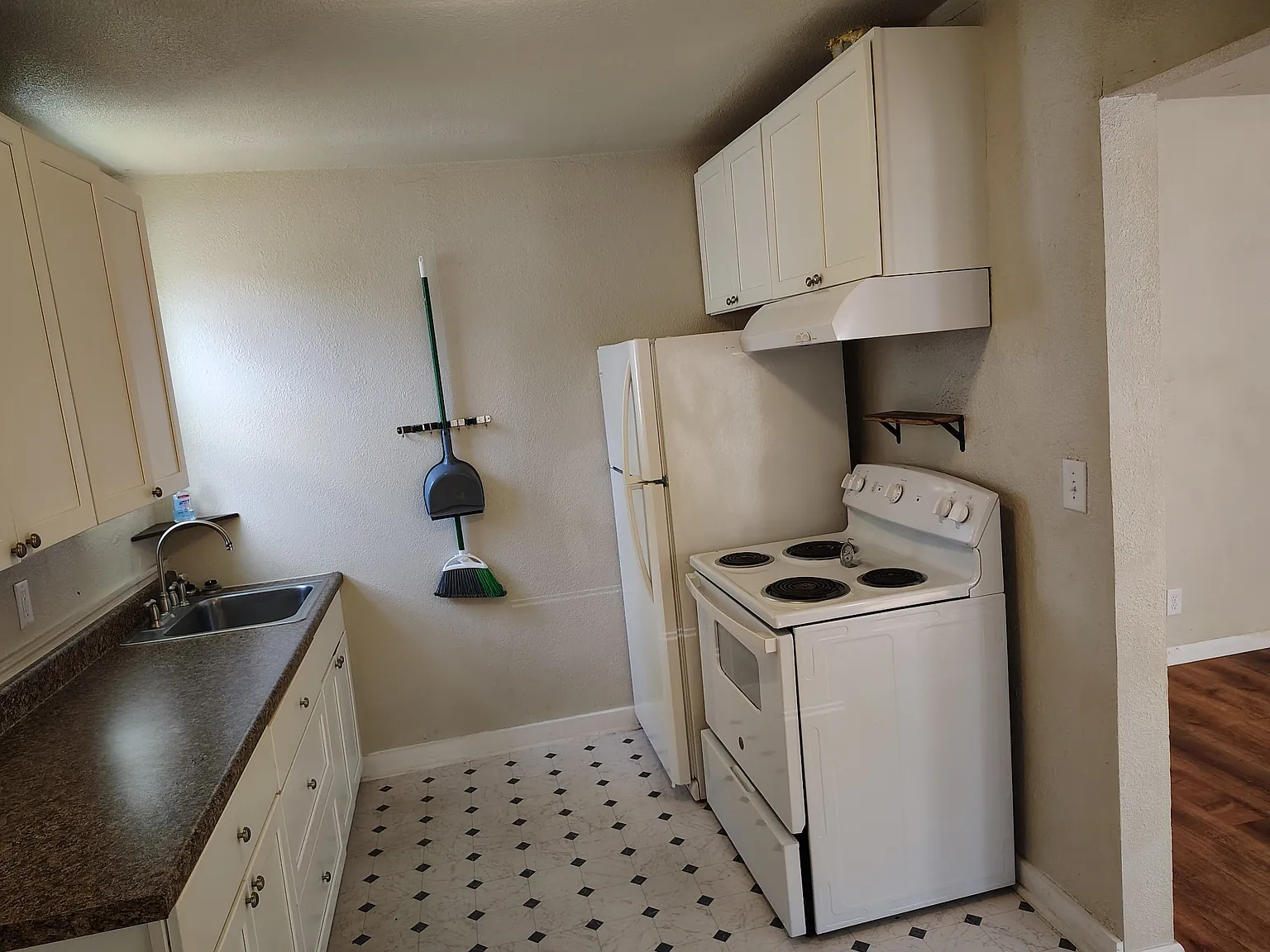 2 bed, 700 sqft, $1,300 — Photo 2