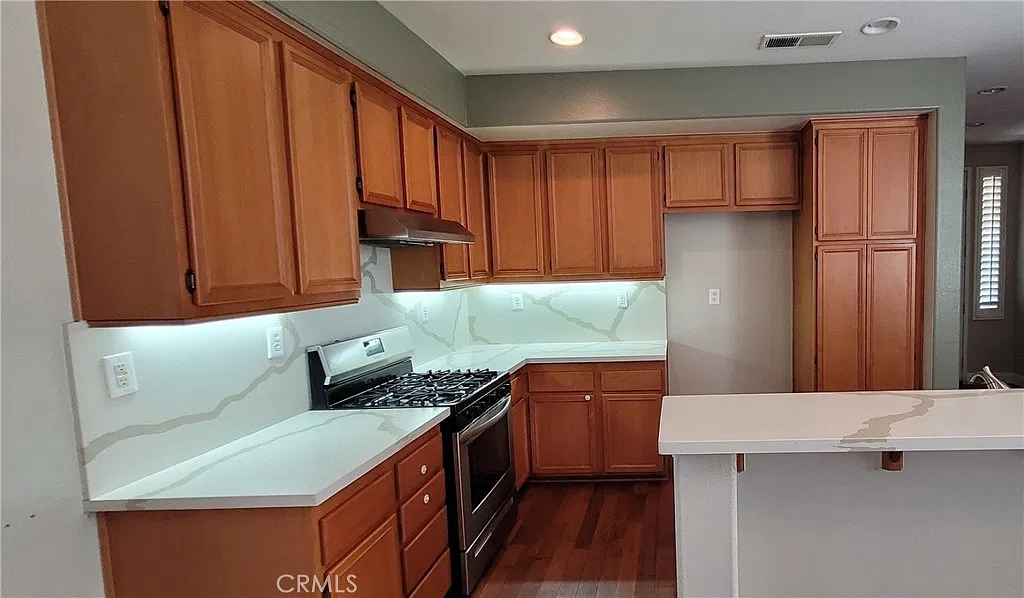 3 bed, 2.5 bath, 1559 sqft, $3,200 — Photo 3