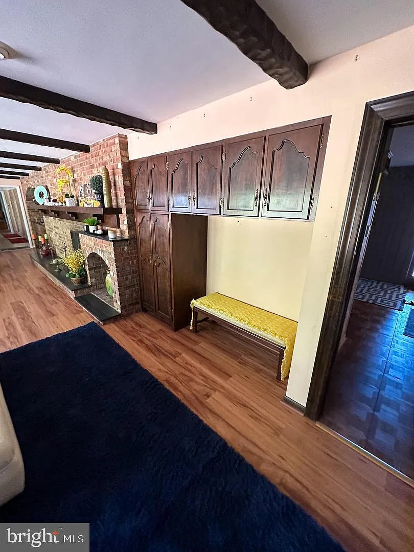 10 bed, 4.5 bath, 7874 sqft, $10,000 — Photo 3
