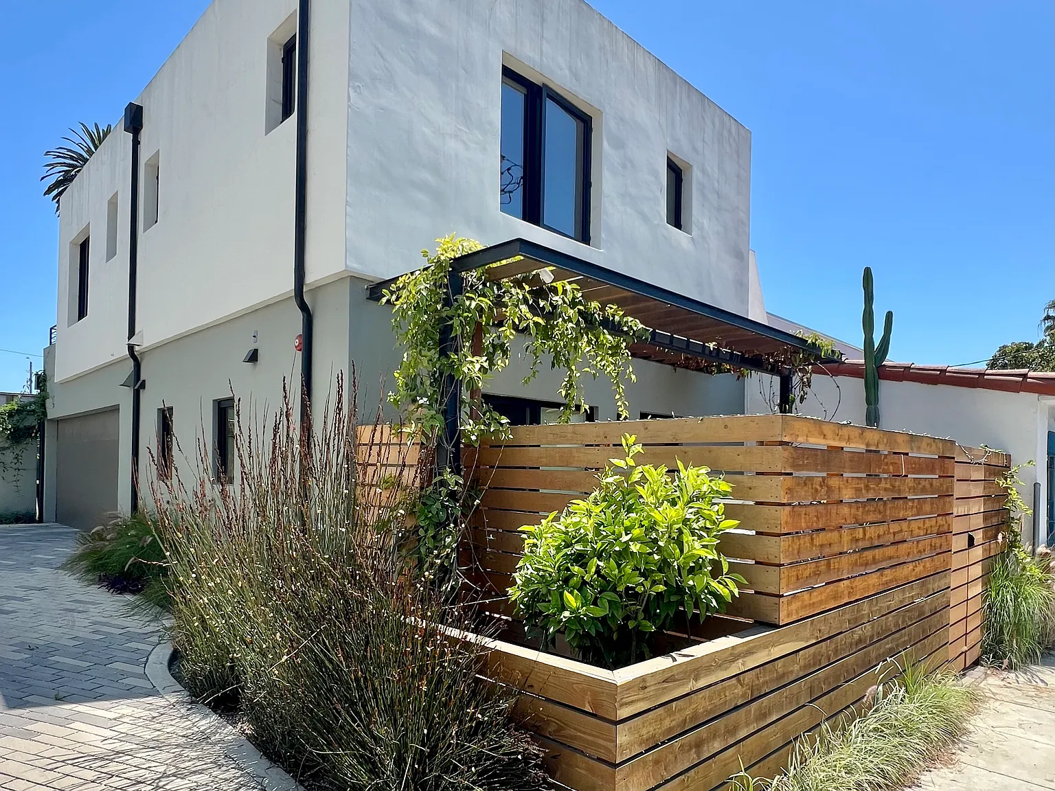 Bond Ave, Santa Barbara — Photo 2