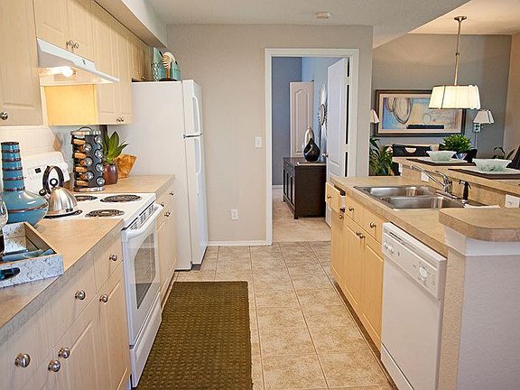 large-lake-mary-apartment-kitchen