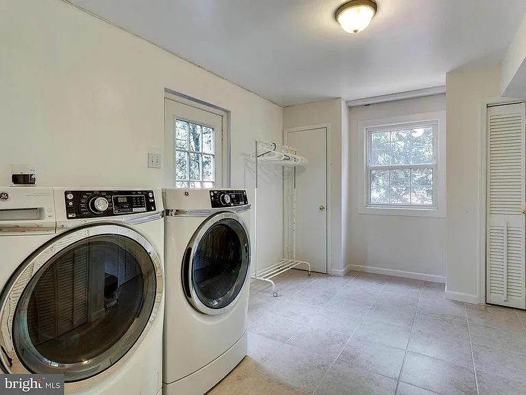 7002 Tyndale St — Photo 26