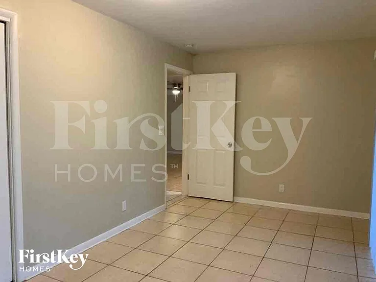1302 Crest Dr — Photo 17