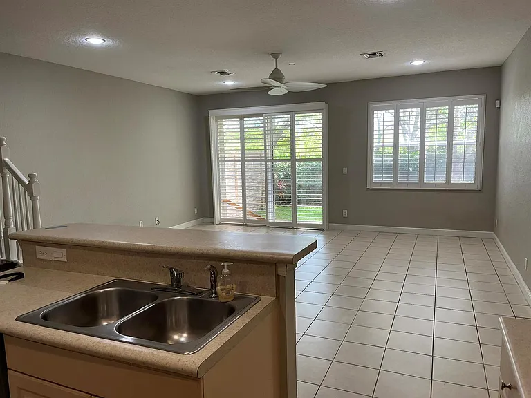 404 SE Bloxham Way — Photo 7