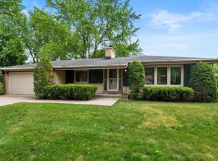 1131 Green Valley Dr, Waukesha, WI 53189