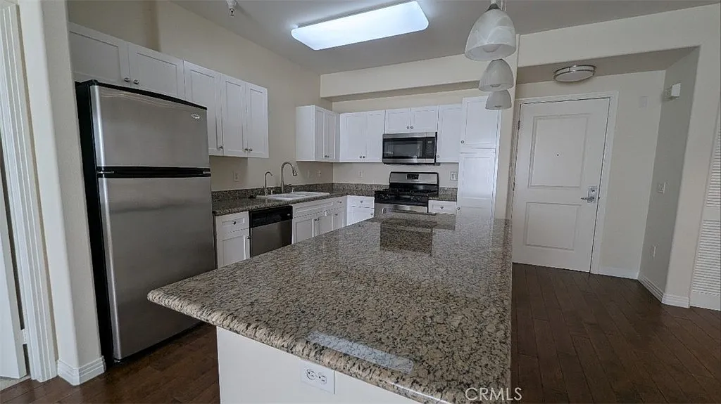 2 bed, 1042 sqft, $3,300 — Photo 2