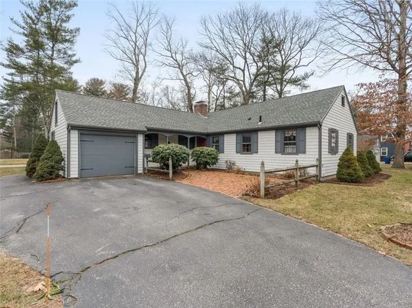 4 Hearthwood Dr, Barrington, RI 02806